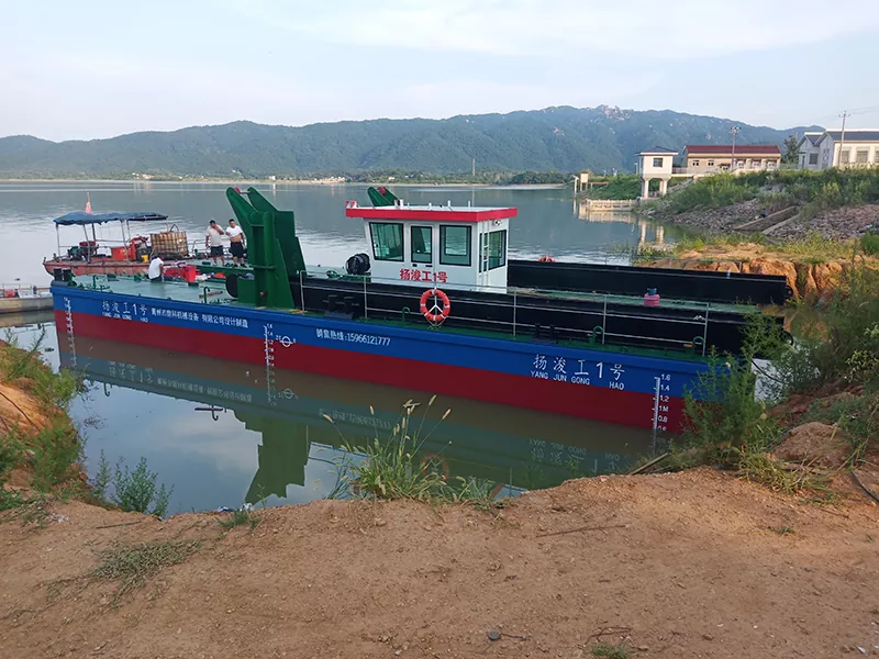 Schwimmende Baggerplattform